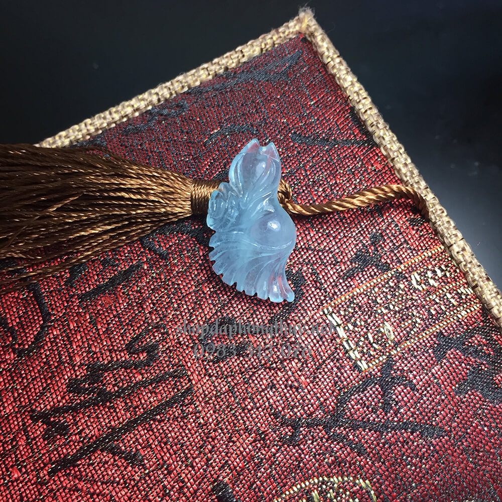 Hồ ly đ&aacute; aquamarine đu&ocirc;i d&agrave;i