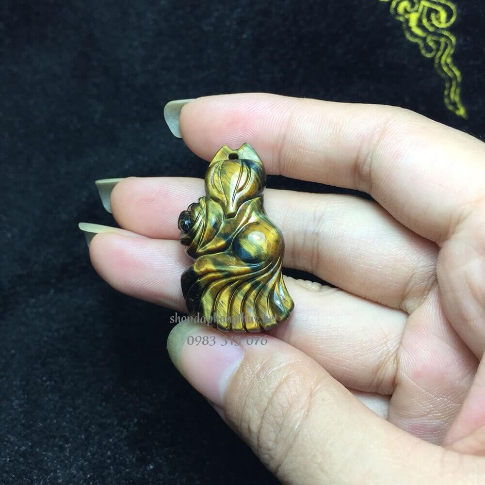 hồ ly đ&aacute; mắt hổ đu&ocirc;i d&agrave;i &ocirc;m hoa sexy