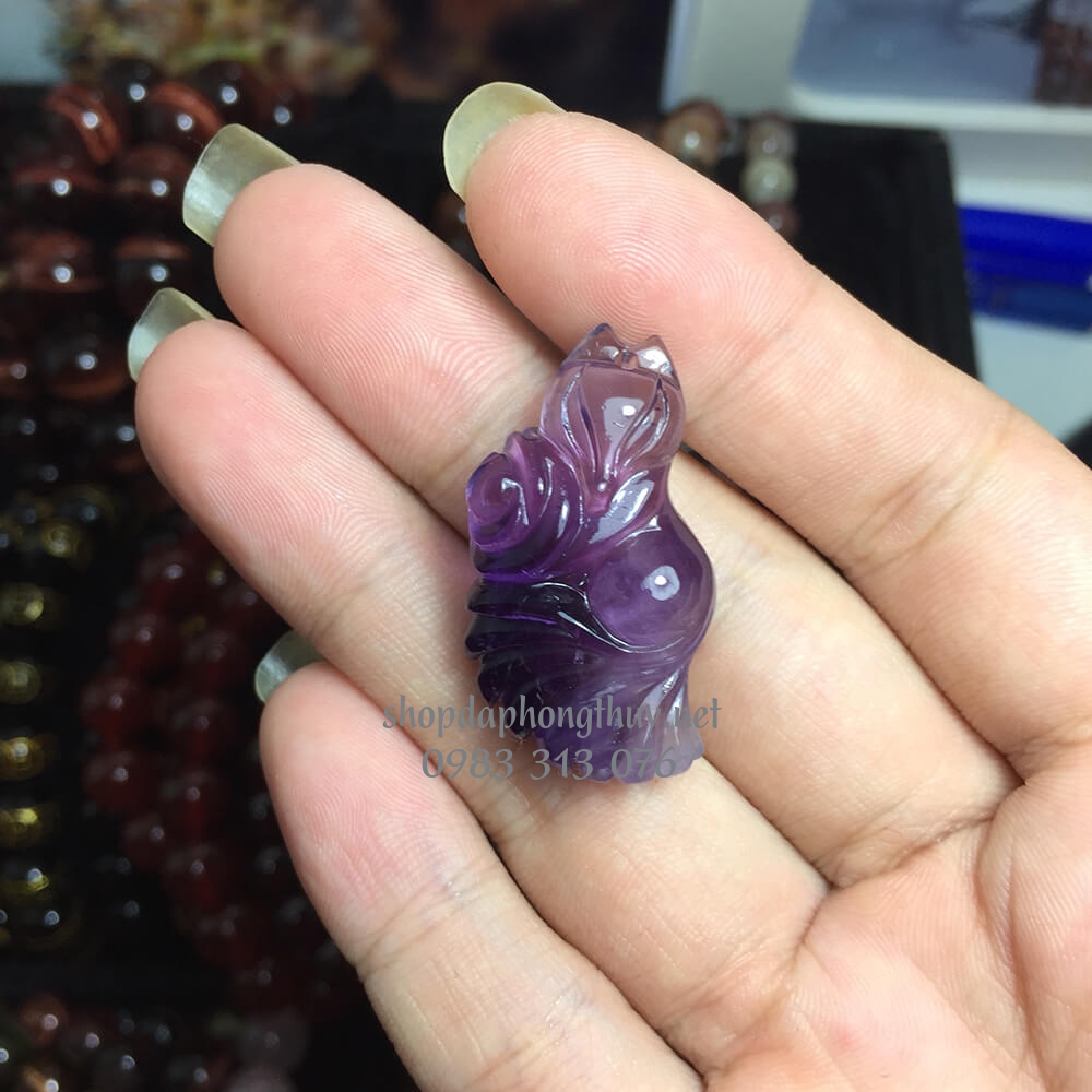 Hồ ly đ&aacute; thạch anh t&iacute;m đu&ocirc;i d&agrave;i