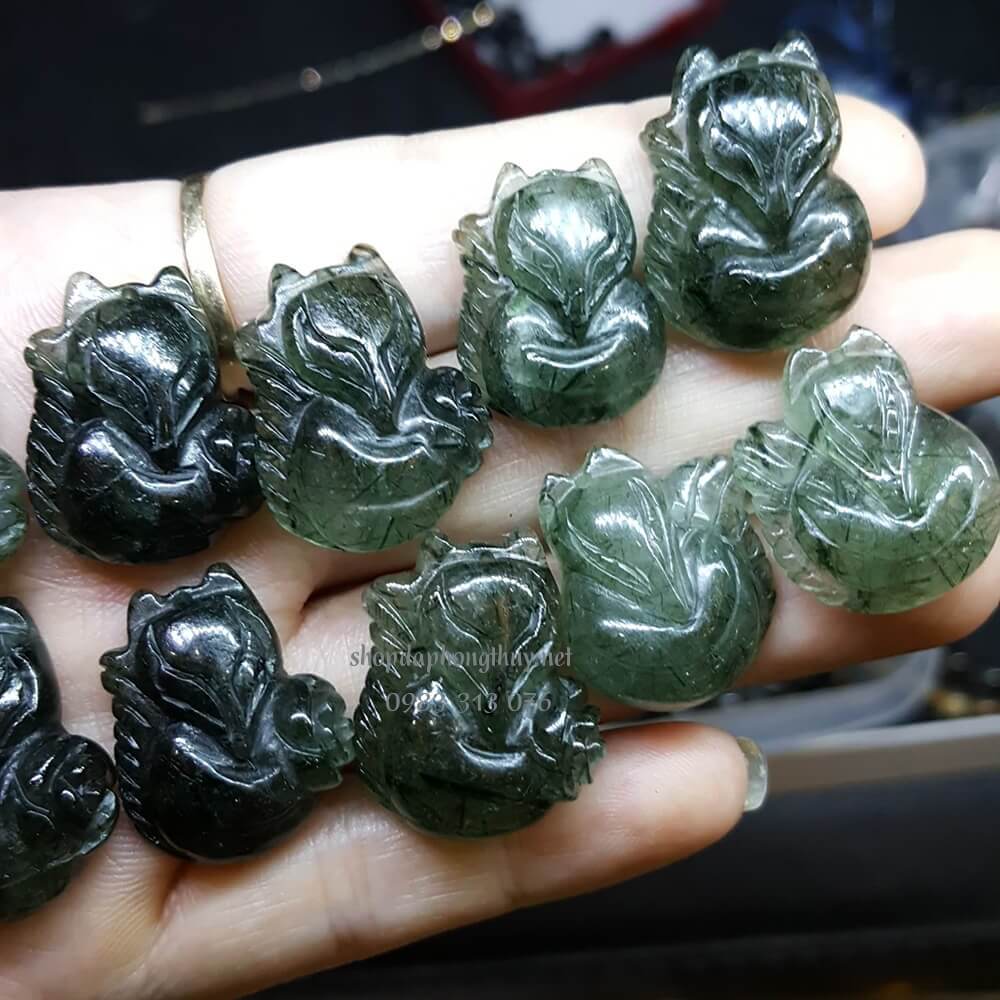 hồ ly đ&aacute; thạch anh t&oacute;c xanh