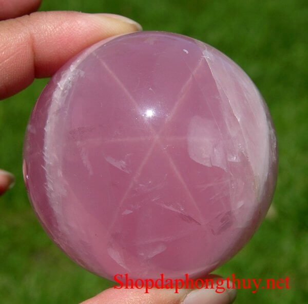 qua-cau-phong-thuy-da-thach-anh-hong-1