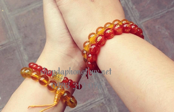 c&oacute; n&ecirc;n đeo v&ograve;ng phong thủy ở hai tay kh&ocirc;ng
