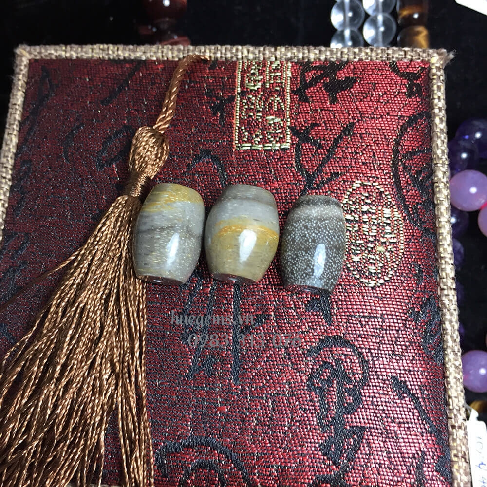 M&agrave;u tương hợp nam 2002