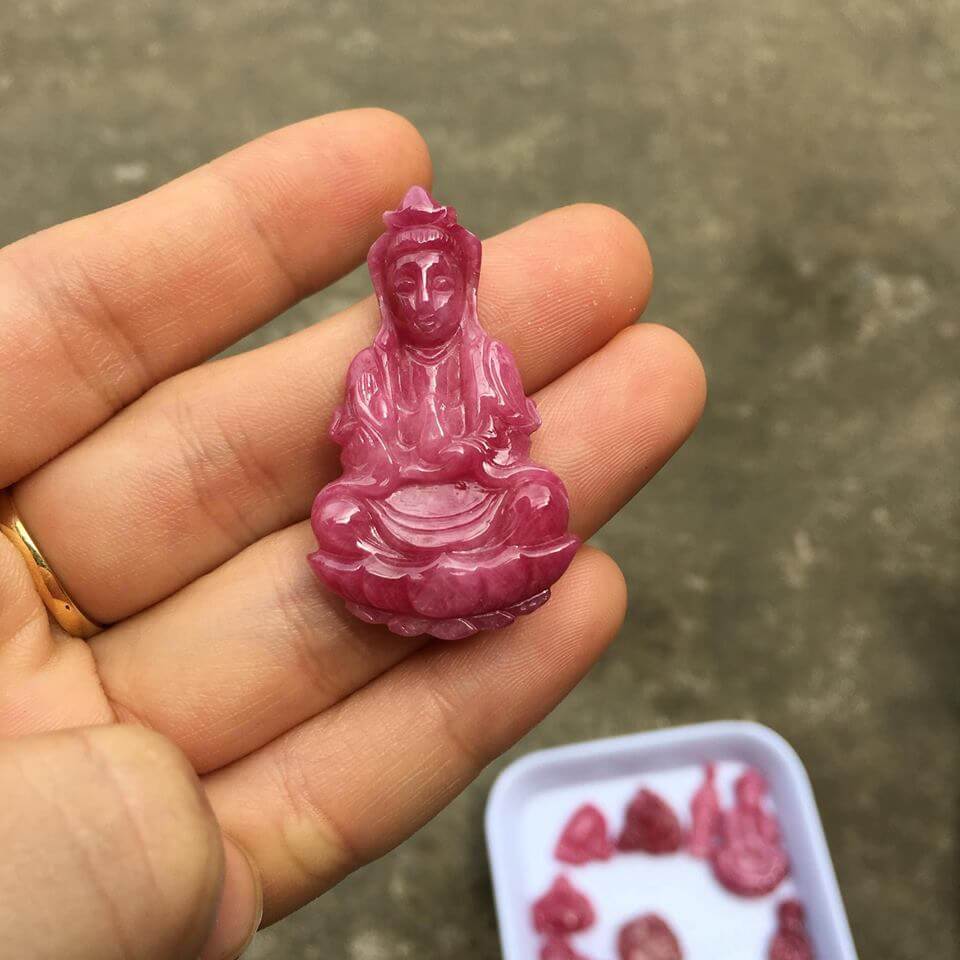 Phật bà quan âm đá ruby