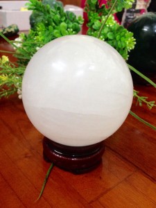 Quả cầu đá thạch anh trắng