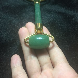 Cây lăn massage mặt đá thạch anh xanh