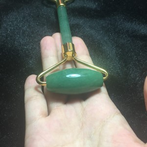 Cây lăn massage mặt đá thạch anh xanh