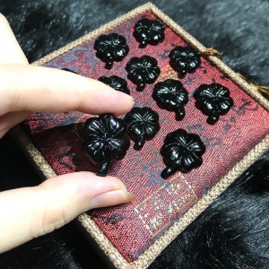 Cỏ bốn lá đá obsidian