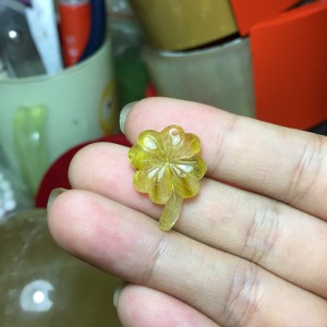 Cỏ bốn lá đá thạch anh tóc vàng