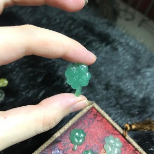 Cỏ bốn lá đá thạch anh xanh