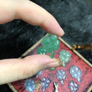 Cỏ bốn lá đá thạch anh xanh