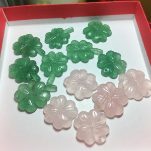 Cỏ bốn lá đá thạch anh hồng