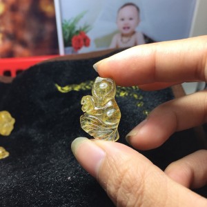 Hồ ly thạch anh tóc vàng đuôi dài