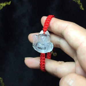 Hồ ly thạch anh trắng ôm hoa