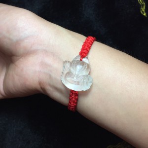 Hồ ly thạch anh trắng ôm hoa