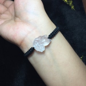 Hồ ly thạch anh trắng ôm hoa