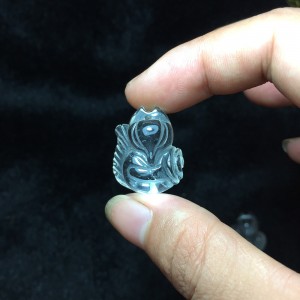 Hồ ly thạch anh trắng ôm hoa