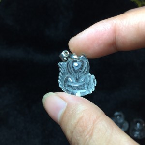 Hồ ly thạch anh trắng ôm hoa