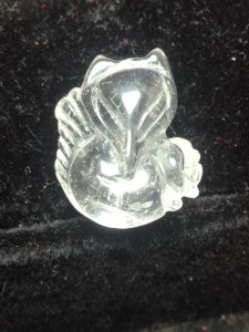 Hồ ly thạch anh trắng ôm hoa