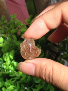 Hồ ly thạch anh tóc nâu đỏ ánh kim