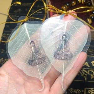 Lá bồ đề in hình phật bình an - may mắn màu trắng