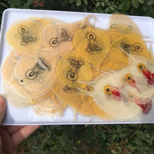 Lá bồ đề in hình phật dát vàng 10k bình an - may mắn