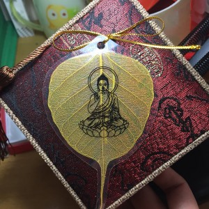 Lá bồ đề in hình phật dát vàng 10k bình an - may mắn