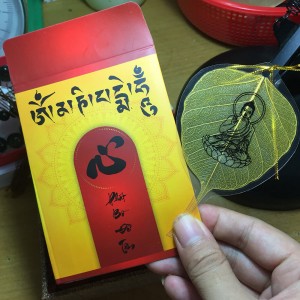 Lá bồ đề in hình phật dát vàng 10k bình an - may mắn