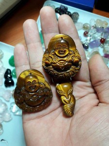 Phật di lặc đá mắt hổ nâu vàng