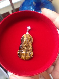 Phật bà quan âm đá mắt hổ nâu vàng