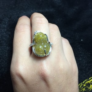 Nhẫn tỳ hưu đá thạch anh tóc vàng