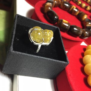 Nhẫn tỳ hưu đá thạch anh tóc vàng