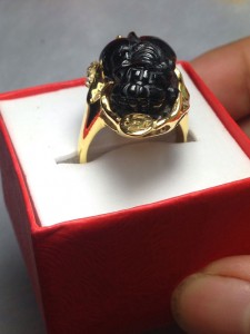 Nhẫn vàng tỳ hưu thạch anh ám khói