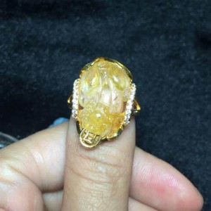 Nhẫn tỳ hưu đá thạch anh tóc vàng