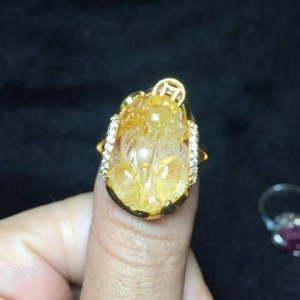 Nhẫn tỳ hưu đá thạch anh tóc vàng