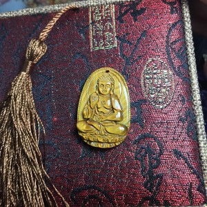 Phật bản mệnh a di đà mắt hổ vàng