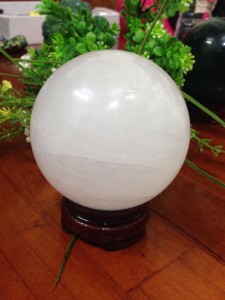 Quả cầu đá thạch anh trắng