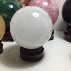 Quả cầu đá thạch anh trắng