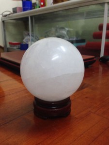 Quả cầu đá thạch anh trắng