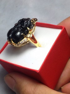 Nhẫn vàng tỳ hưu thạch anh ám khói