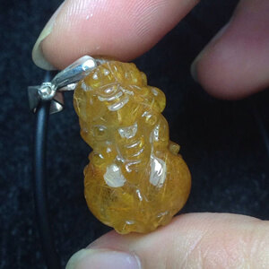 Tỳ hưu đá thạch anh tóc vàng