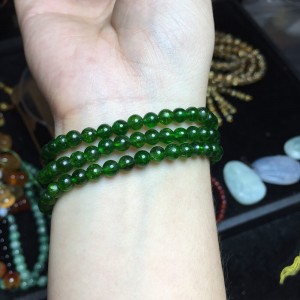 Vòng đá diopside cuốn 3 vòng tay