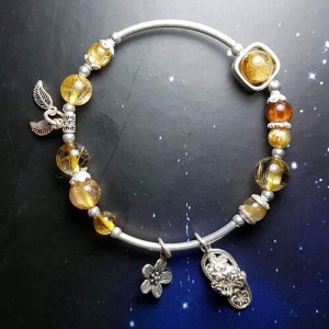 Vòng đá thạch anh tóc vàng mix charm bạc