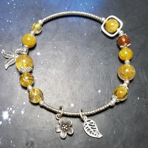 Vòng đá thạch anh tóc vàng mix charm bạc