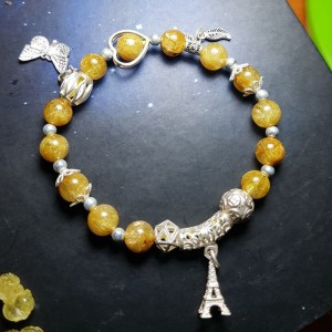 Vòng đá thạch anh tóc vàng mix charm bạc