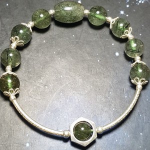 Vòng đá thạch anh tóc xanh mix charm bạc