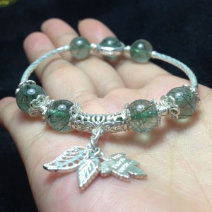 Vòng đá thạch anh tóc xanh mix charm bạc