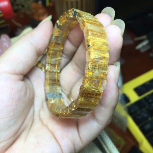 Vòng đá thạch anh tóc vàng dạng bản